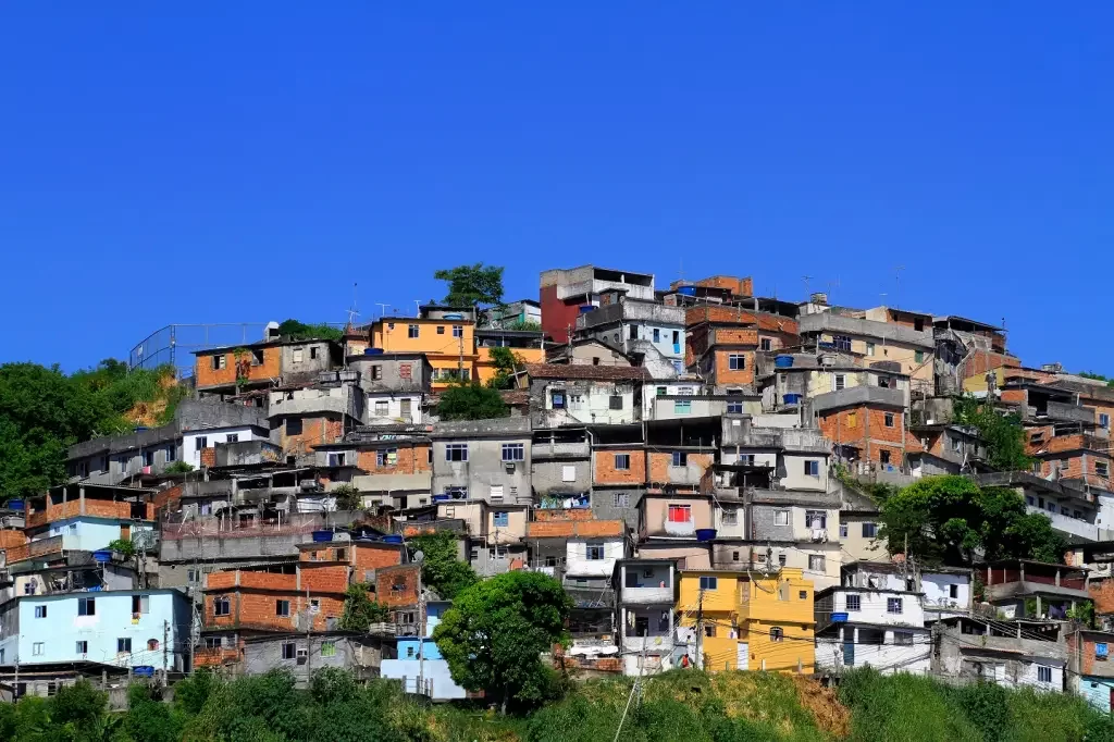 Favelas terão banco com conta corrente, 5 mil gerentes, produtos de crédito, seguros e investimentos