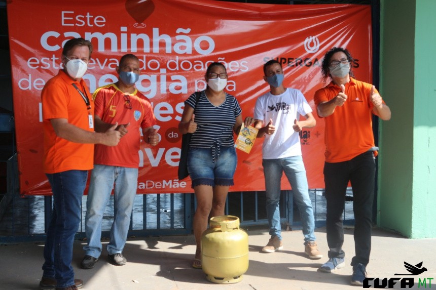 SUPERGASBRAS, TOP GÁS E CUFA, BENEFICIAM 90 FAMÍLIAS PELA MANHÃ DESTA TERÇA (12) NA FAVELA JD. INDUSTRIÁRIO E REGIÃO!